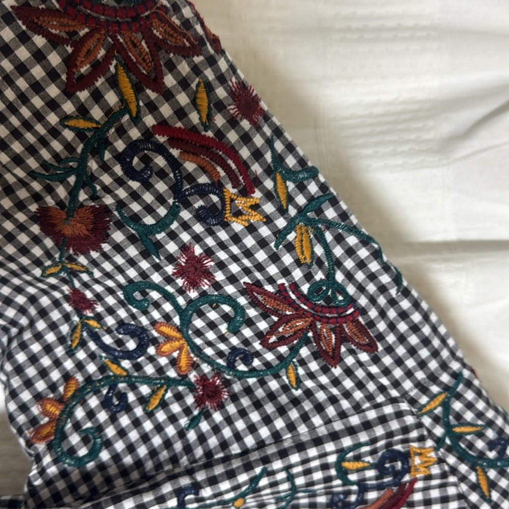 BeachLunchLounge Gingham Button Down With Floral Embroidery - Picture 5 of 6